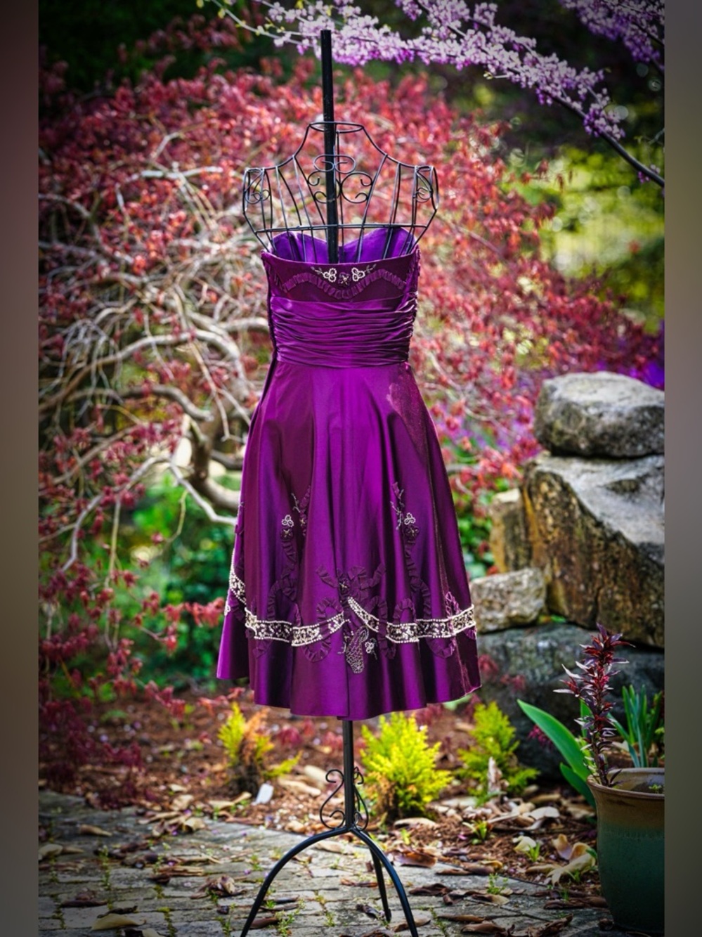 Gorgeous Strapless Dress - Picture 4 of 7